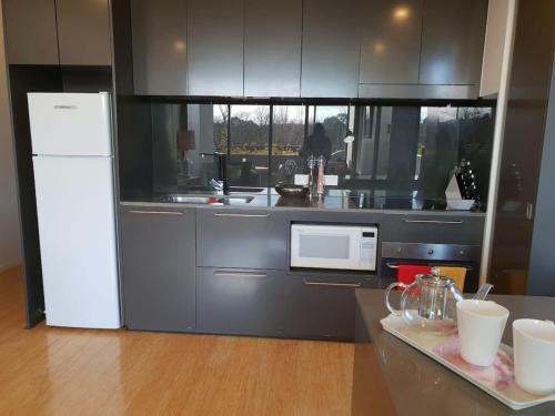مطبخ, Modern Apartment - Prime Location with Heated Pool - Hosted by Canstay in لاينهام مطبخ, Modern Apartment - Prime Location with Heated Pool - Hosted by Canstay in لاينهام