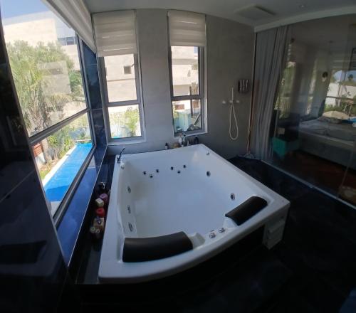 Bañera de hidromasaje, Stunning 5-bed villa, with pool and large garden in South Tel Alviv Bañera de hidromasaje, Stunning 5-bed villa, with pool and large garden in South Tel Alviv
