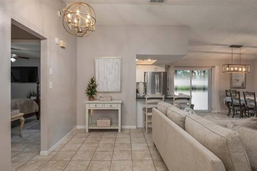 King Bed Suite, Fireside Hot Tub, Gameroom in Auburndale (FL) King Bed Suite, Fireside Hot Tub, Gameroom in Auburndale (FL)