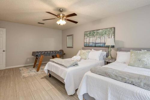 King Bed Suite, Fireside Hot Tub, Gameroom in Auburndale (FL) King Bed Suite, Fireside Hot Tub, Gameroom in Auburndale (FL)