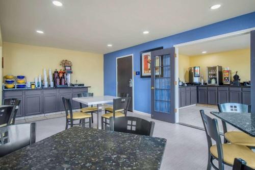 Étterem, Days Inn & Suites by Wyndham Waterloo in Waterloo Étterem, Days Inn & Suites by Wyndham Waterloo in Waterloo