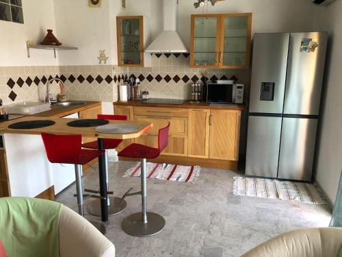 Kitchen, Coquet studio avec grande terrasse in La Fontonne Kitchen, Coquet studio avec grande terrasse in La Fontonne