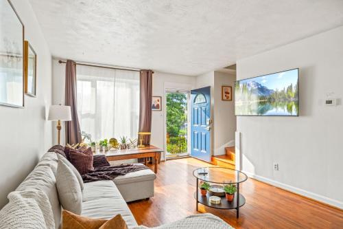 -- 2 King Beds & Free Parking -- Vintage Retreat -- Floyd's Freedom in مترو كينج ستريت -- 2 King Beds & Free Parking -- Vintage Retreat -- Floyd's Freedom in مترو كينج ستريت