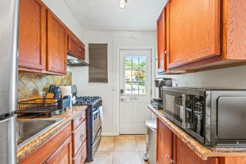 -- 2 King Beds & Free Parking -- Vintage Retreat -- Floyd's Freedom in مترو كينج ستريت -- 2 King Beds & Free Parking -- Vintage Retreat -- Floyd's Freedom in مترو كينج ستريت