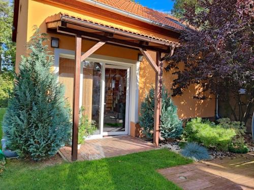 Bright cosy house with parking in Prague 22 Bright cosy house with parking in Prague 22