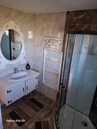 Cabana iris- dotata cu ciubar si sauna in Filioara Cabana iris- dotata cu ciubar si sauna in Filioara