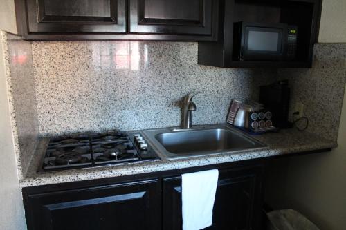 Kitchen, Riverside Inn & Suites in Santa Cruz (CA) Kitchen, Riverside Inn & Suites in Santa Cruz (CA)