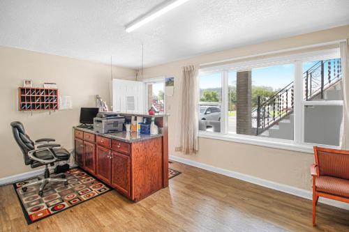 Lobby, Horse Cave Motel in Horse Cave (KY) Lobby, Horse Cave Motel in Horse Cave (KY)