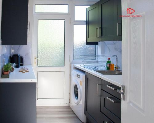 Konyha, 7Beds Contractor & Family Haven St Helens in St. Helens Konyha, 7Beds Contractor & Family Haven St Helens in St. Helens