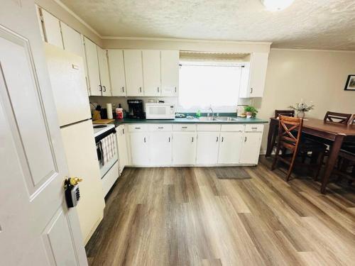 A Quiet and decent 2 Bedroom apartment in Kirkland Lake (ON) A Quiet and decent 2 Bedroom apartment in Kirkland Lake (ON)