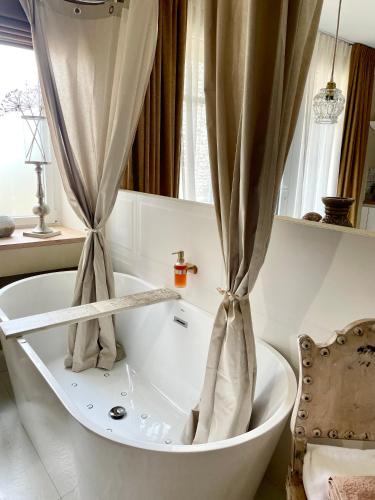 Pezsgőfürdő, La Suite Drômoise 1809 (La Suite Dromoise 1809) in Saint Paul Les Romans Pezsgőfürdő, La Suite Drômoise 1809 (La Suite Dromoise 1809) in Saint Paul Les Romans