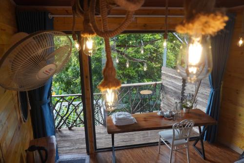 Erkély/terasz, 200 négyzetméteres, 4 hálószobás Ház 3 fürdőszobával Dien Bien Phu területén (A Thía homestay) in Dien Bien Phu Erkély/terasz, 200 négyzetméteres, 4 hálószobás Ház 3 fürdőszobával Dien Bien Phu területén (A Thía homestay) in Dien Bien Phu