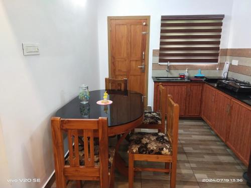 شقة متر مربع من 2 غرفة و2 حمام خاص في ثاتليكاد (Erumaadam Bamboo Suite @ Merlys Fruit Garden) in Thattakad شقة متر مربع من 2 غرفة و2 حمام خاص في ثاتليكاد (Erumaadam Bamboo Suite @ Merlys Fruit Garden) in Thattakad