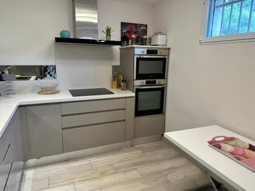 Kitchen, Maison en pierre, 3 chambres a 15 mn du centre de Menton et des plages in Sainte-Agnes Kitchen, Maison en pierre, 3 chambres a 15 mn du centre de Menton et des plages in Sainte-Agnes