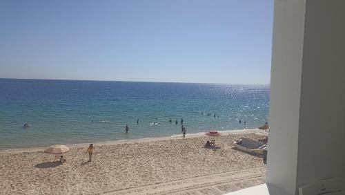 plajă, Pied dans l'Eau à Sousse méditerranéen (Pied dans l'Eau a Sousse mediterraneen) in Chatt Mariem plajă, Pied dans l'Eau à Sousse méditerranéen (Pied dans l'Eau a Sousse mediterraneen) in Chatt Mariem