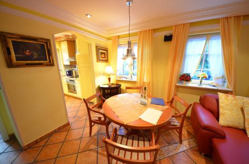 Reethäuser 29 Fam Kröning (Reethauser 29 Fam Kroning) in Gager / Rugen Reethäuser 29 Fam Kröning (Reethauser 29 Fam Kroning) in Gager / Rugen