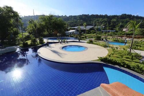 Swimming pool, Samba Bluewater Resort in Olongapo City Swimming pool, Samba Bluewater Resort in Olongapo City