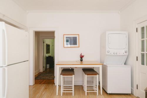 Kitchen, Private Downtown Sunny Retreat w/ Spacious Balcony in Lewisburg (WV) Kitchen, Private Downtown Sunny Retreat w/ Spacious Balcony in Lewisburg (WV)