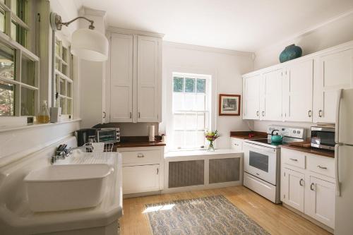 Kitchen, Private Downtown Sunny Retreat w/ Spacious Balcony in Lewisburg (WV) Kitchen, Private Downtown Sunny Retreat w/ Spacious Balcony in Lewisburg (WV)