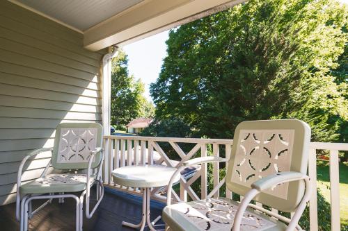 Balcony/terrace, Private Downtown Sunny Retreat w/ Spacious Balcony in Lewisburg (WV) Balcony/terrace, Private Downtown Sunny Retreat w/ Spacious Balcony in Lewisburg (WV)