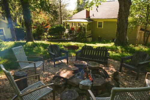Surrounding environment, Private Downtown Sunny Retreat w/ Spacious Balcony in Lewisburg (WV) Surrounding environment, Private Downtown Sunny Retreat w/ Spacious Balcony in Lewisburg (WV)