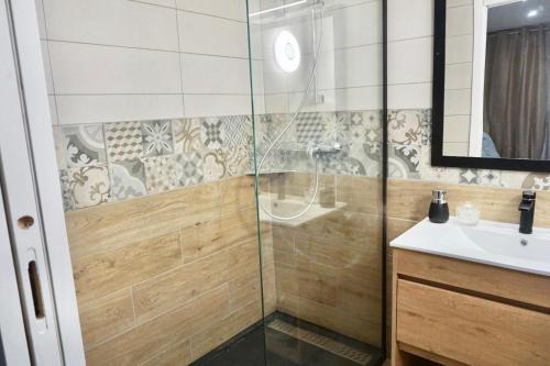 Suite GOLD proche Disney et aeroport Roissy Charles de Gaulle in Villevaude (Ile-de-France) Suite GOLD proche Disney et aeroport Roissy Charles de Gaulle in Villevaude (Ile-de-France)