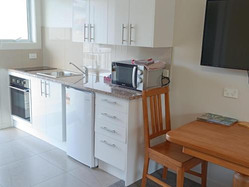 Kitchen, Bayfield Motel and Apartment in South Dunedin Kitchen, Bayfield Motel and Apartment in South Dunedin
