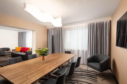 Jagatud salong / TV-ala, Novotel Poznan Centrum in Poznan Jagatud salong / TV-ala, Novotel Poznan Centrum in Poznan