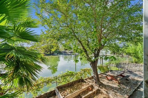 Lakeside Retreat with Private Boat Ramp home in Clearlake (CA) Lakeside Retreat with Private Boat Ramp home in Clearlake (CA)