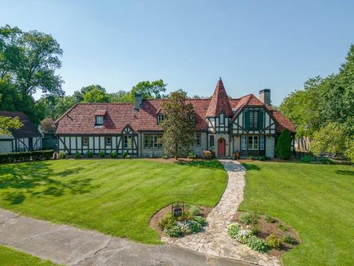 Ivy Hall Home - Great Location!