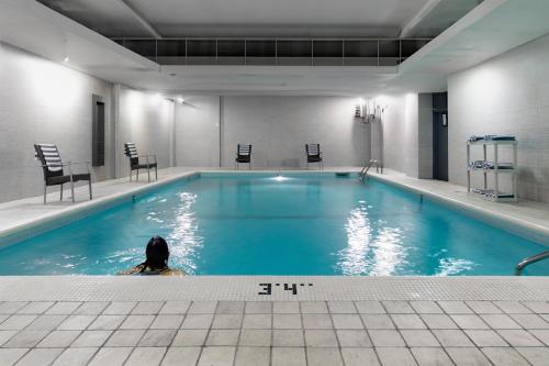 Swimming pool, Century Plaza Hotel in Vancouver (BC) Swimming pool, Century Plaza Hotel in Vancouver (BC)