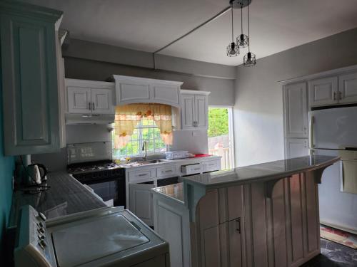 Cucina, Airport Heights Apartment in Arnos Vale Cucina, Airport Heights Apartment in Arnos Vale