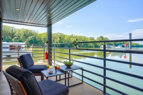 Balcony/terrace, HOUSE BOAT WESTAY - Une maison sur l'eau in Triel-Sur-Seine Balcony/terrace, HOUSE BOAT WESTAY - Une maison sur l'eau in Triel-Sur-Seine