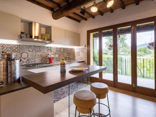 Konyha, The Traveller's Residence with Balconies and Garden! in Busone Konyha, The Traveller's Residence with Balconies and Garden! in Busone
