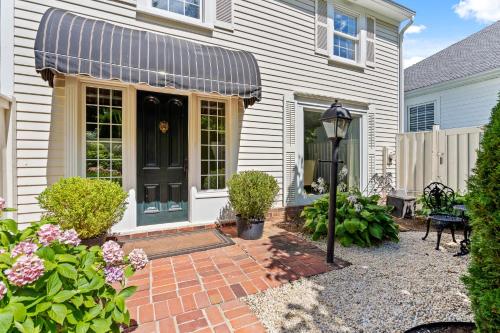 Hummingbird Haven Bed & Breakfast Luxury Suite With Terrace & Seasonal Lake Views Located in Histori in Niagara On The Lake (ON) Hummingbird Haven Bed & Breakfast Luxury Suite With Terrace & Seasonal Lake Views Located in Histori in Niagara On The Lake (ON)