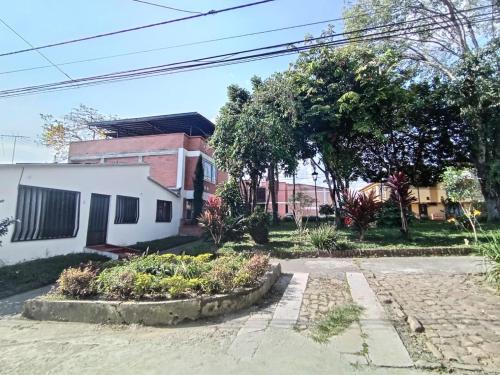 정원, Casa familiar cerca a Expofuturo, Parque Metropolitano del Café, Aeropuerto y Terminal de Transporte (Casa familiar cerca a Parque Metropolitano del Cafe, Aeropuerto, Terminal de Transporte, Villa Olimp) in 하르딘 정원, Casa familiar cerca a Expofuturo, Parque Metropolitano del Café, Aeropuerto y Terminal de Transporte (Casa familiar cerca a Parque Metropolitano del Cafe, Aeropuerto, Terminal de Transporte, Villa Olimp) in 하르딘