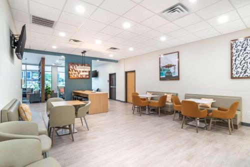 餐飲服務, 米拉瑪海灘德斯坦凱富旅館 (Comfort Inn Miramar Beach-Destin) in 德斯坦 (FL) 餐飲服務, 米拉瑪海灘德斯坦凱富旅館 (Comfort Inn Miramar Beach-Destin) in 德斯坦 (FL)