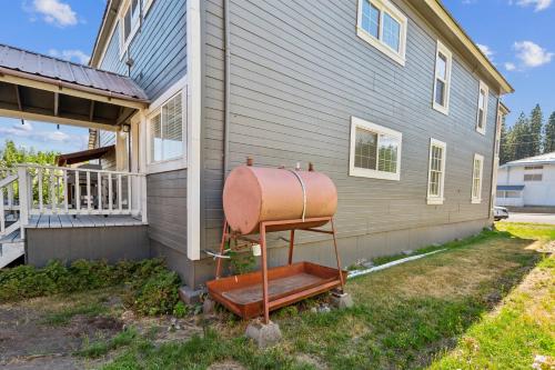 Charming Downtown McCloud Retreat home in McCloud (CA) Charming Downtown McCloud Retreat home in McCloud (CA)