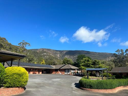 Exterior view, Golden Chain Country Plaza Motel Halls Gap in Grampians Exterior view, Golden Chain Country Plaza Motel Halls Gap in Grampians