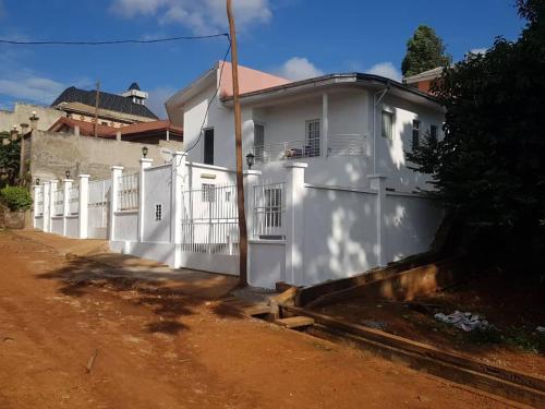 Зовнішній вигляд готелю, La Maison Blanche in Бафоссам Зовнішній вигляд готелю, La Maison Blanche in Бафоссам