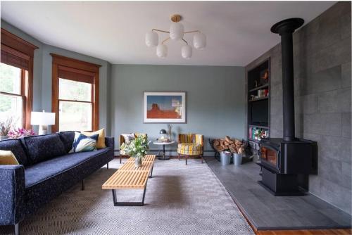 Dancing Doe Estate - Delaware Valley Escape with Wood Stove and Hot Tub in Callicoon (NY) Dancing Doe Estate - Delaware Valley Escape with Wood Stove and Hot Tub in Callicoon (NY)