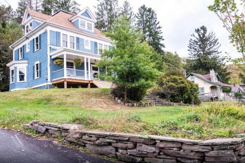 Dancing Doe Estate - Delaware Valley Escape with Wood Stove and Hot Tub in Callicoon (NY) Dancing Doe Estate - Delaware Valley Escape with Wood Stove and Hot Tub in Callicoon (NY)
