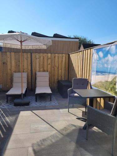 balkon/terras, Luxe kamer Langendam 48 met privé terras (Luxe kamer Langendam 48 met prive terras) in Zoutelande balkon/terras, Luxe kamer Langendam 48 met privé terras (Luxe kamer Langendam 48 met prive terras) in Zoutelande