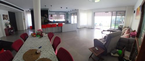 Instalaciones, Stunning 5-bed villa, with pool and large garden in South Tel Alviv Instalaciones, Stunning 5-bed villa, with pool and large garden in South Tel Alviv