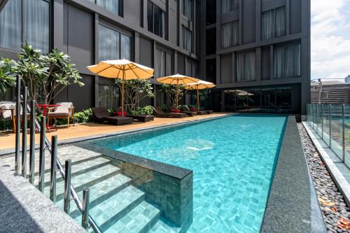 Swimming pool, Oakwood Studios Sukhumvit Bangkok near Thong Lo Swimming pool, Oakwood Studios Sukhumvit Bangkok near Thong Lo