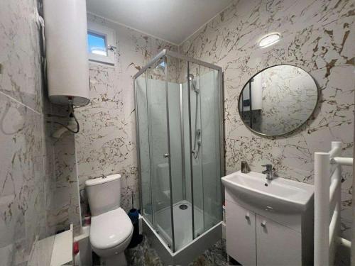 浴室, Ensemble d'Appartements à La Courneuve - Bien Desservis et Disponibles Séparément (Ensemble d'Appartements a La Courneuve - Bien Desservis et Disponibles Separement) in 拉庫爾納夫 浴室, Ensemble d'Appartements à La Courneuve - Bien Desservis et Disponibles Séparément (Ensemble d'Appartements a La Courneuve - Bien Desservis et Disponibles Separement) in 拉庫爾納夫