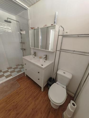 Bathroom, Pitate Surf House in Papara Bathroom, Pitate Surf House in Papara