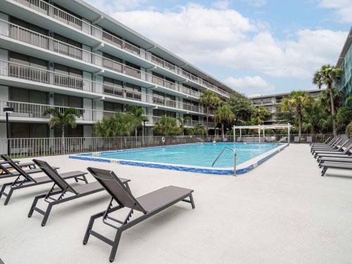 Spacious 1BR Stay Near Disney parks With pool view