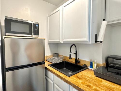 Full-setup Studio Rainfall Shower & Washer #37a near Will Rogers Park Full-setup Studio Rainfall Shower & Washer #37a near Will Rogers Park