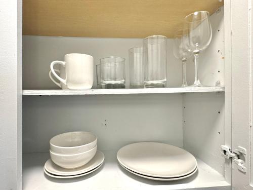 Full-setup Studio Rainfall Shower & Washer #37a near Will Rogers Park Full-setup Studio Rainfall Shower & Washer #37a near Will Rogers Park